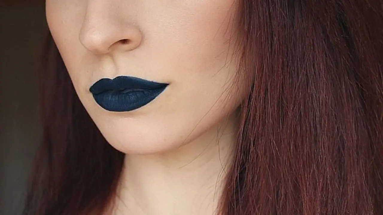 Hijau dan Biru, Warna Lipstik Ini Bikin Jatuh Hati