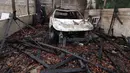 Kementerian Luar Negeri Palestina mengecam keras serangan ini sebagai eskalasi serius yang menargetkan warga sipil, rumah, dan properti selama suasana hari raya. Tampak dalam foto, seorang pria Palestina memeriksa kendaraan yang hangus terbakar setelah serangan yang dilaporkan dilakukan oleh pemukim Israel di desa Deir al-Hatab, sebelah timur kota Nablus, di Tepi Barat, wilayah yang diduduki Israel pada Senin 23 Maret 2026. (JAAFAR ASHTIYEH/AFP)