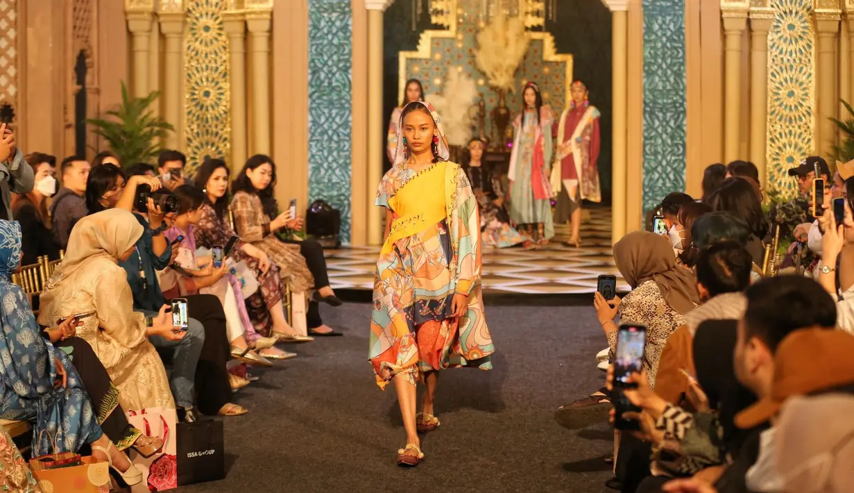 Kemudian ada Happa yang merilis koleksi lebaran bertajuk “Cairo”. Koleksinya meliputi dress penuh motif dengan warna-warna berani. [Foto: Adrian Utama P].
