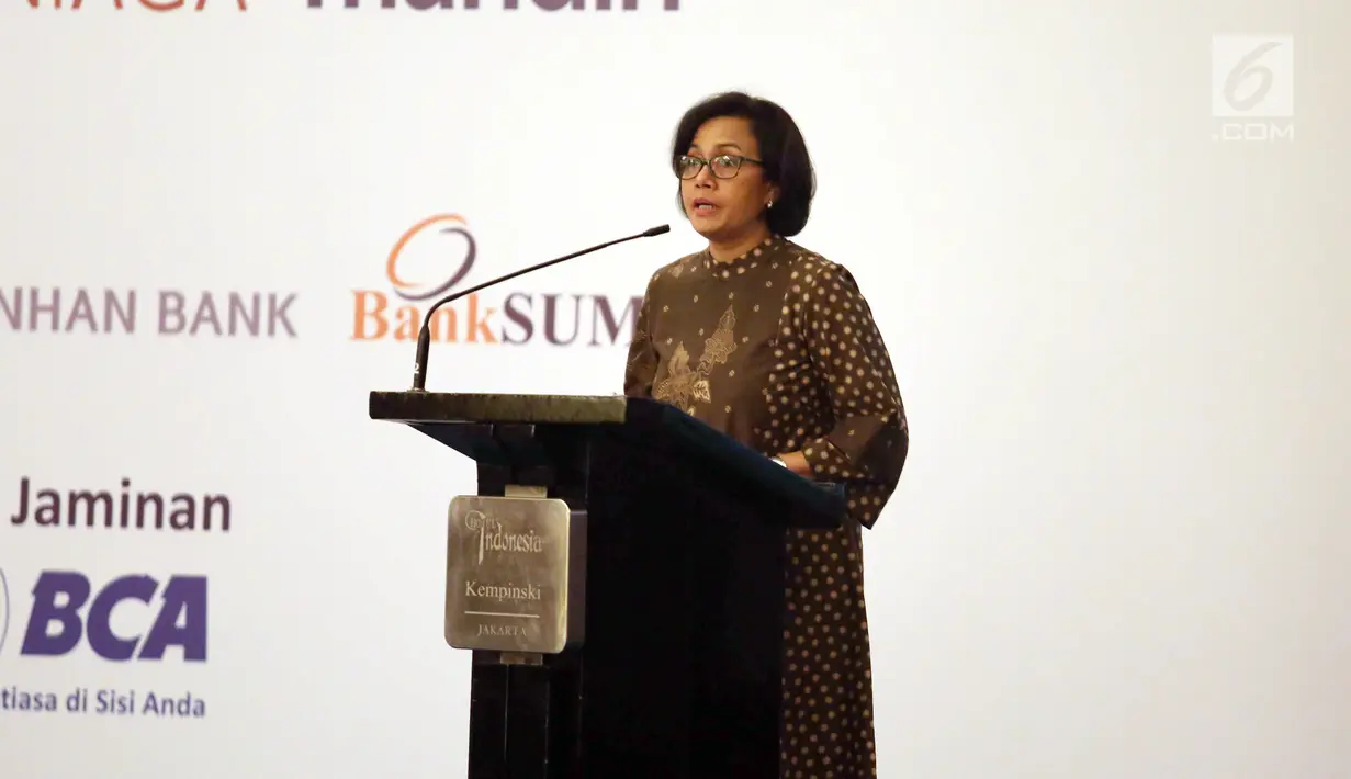 Menkeu Sri Mulyani memberi sambutan saat menghadiri penandatanganan kerja sama antar bank sindikasi di Jakarta, Jumat (29/12). MOU tersebut merupakan bentuk kerja sama kredit sindikasi proyek kereta api ringan. (Liputan6.com/Angga Yuniar)