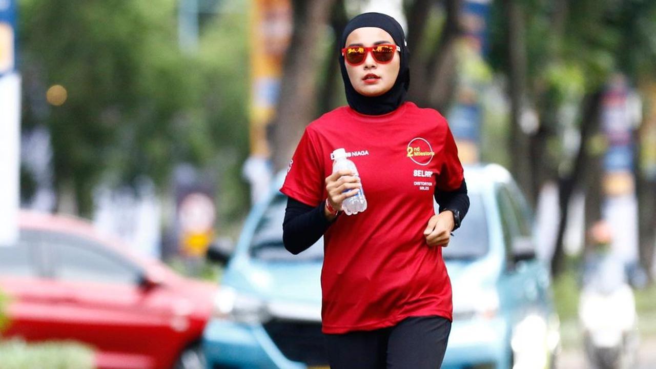 FOTO: Gaya Hijab Sporty Soraya Larasati saat Olahraga, Curi Perhatian