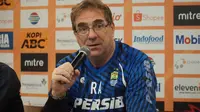 Pelatih Persib Bandung Robert Rene Alberts mengungkapkan kondisi terkini Omid Nazari usai mendapat cedera pelipis. (Liputan6.com/Huyogo Simbolon)