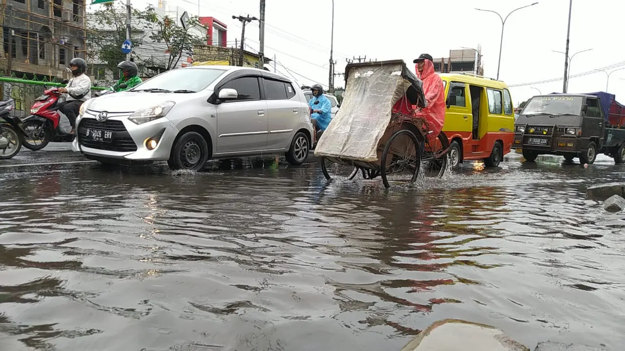 Hujan Deras Sebabkan Longsor dan Genangan Air di Kota Depok