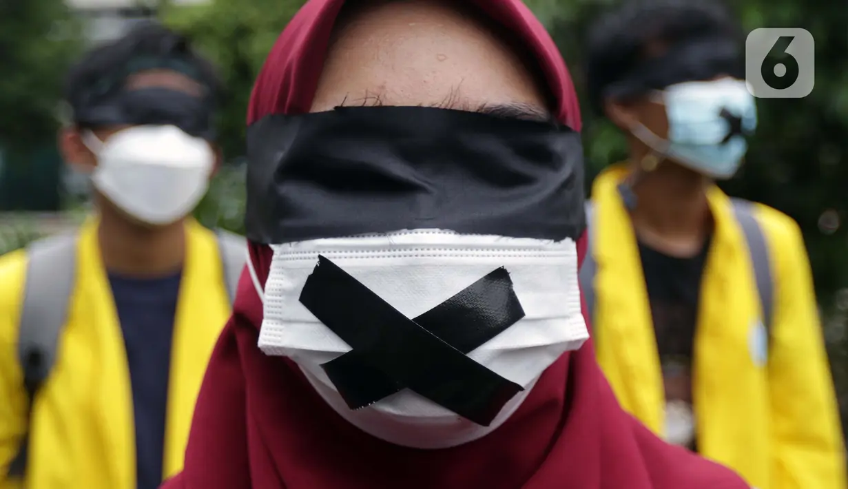 Mahasiswa yang tergabung dalam Aliansi BEM SI melakukan aksi unjuk rasa di kawasan Kuningan Persada sekitar Gedung Merah Putih KPK, Jakarta, Rabu (16/6/2021). Selain berunjuk rasa, para mahasiswa juga melakukan aksi teatrikal menolak pelemahan KPK melalui TWK. (Liputan6.com/Helmi Fithriansyah)
