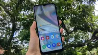 Penampilan layar Galaxy A02s yang mengusung desain Infinity V (Liputan6.com/ Agustin Setyo W)