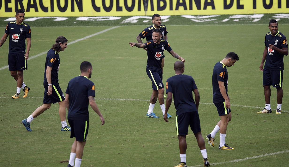 Striker Brasil, Neymar, Bercanda bersama rekannya saat mengikuti sesi latihan jelang laga kualifikasi piala dunia 2018 di Barranquilla, Kolombia, Senin (4/9/2017). Brasil akan berhadapan dengan Kolombia. (AP/Fernando Vergara)