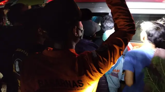 Jenazah satu dari dua orang tenggelam saat lomba perahu naga di Sungai Tipar, Adipala, Cilacap, Minggu petang (12/12/2021) ditemukan. (Foto: Liputan6.com/Basarnas)