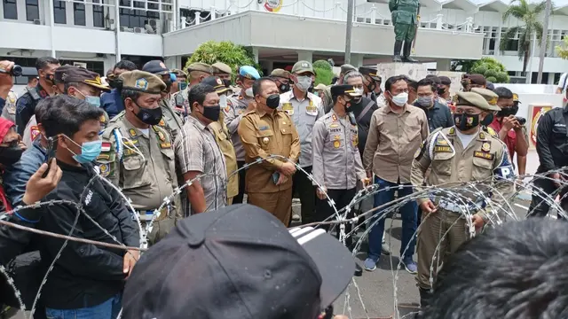 Bupati Jember Hendy Siswanto (tengah) temua massa unjuk rassa di depan Kantor Pemkab Jember, untuk menjawab kritikan yang dilontarkan kepadanya. (Istimewa)