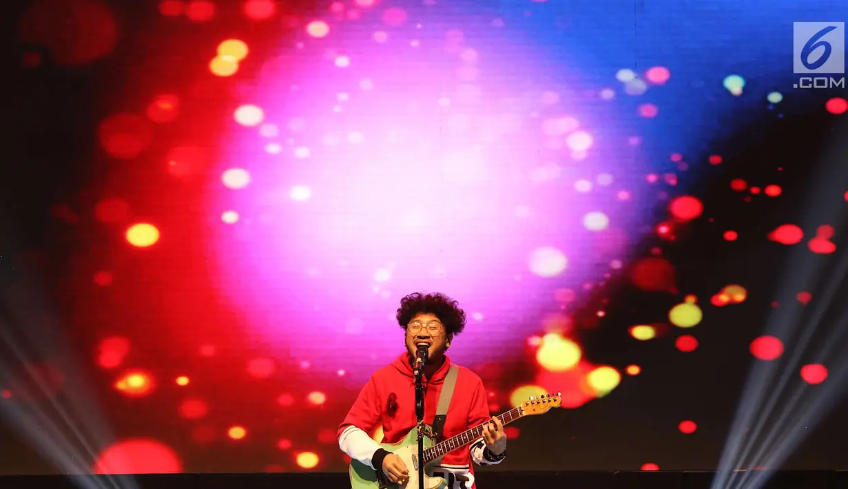 Penampilan Kunto Aji saat bernyanyi dalam acara XYZ Day 2018 di Jakarta, Rabu (25/4). PT Liputan Enam Dot Com dan PT KapanLagi Dot Com Networks, bersatu menjadi KapanLagi Youniverse (KLY). (Liputan6.com/Immanuel Antonius)