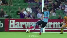Adam Taggart mengukir brace dengan tendangan lob jarak jauh sensasional ketika Perth Glory gagal mengejar defisit tiga gol sehingg...