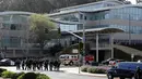 Petugas penegak hukum berjalan menuju kantor pusat YouTube sesaat setelah insiden penembakan di San Bruno, California, Amerika Selatan, Selasa (3/4). Polisi telah menutup seluruh gedung untuk melakukan penyelidikan lebih lanjut. (AP/Jeff Chiu)