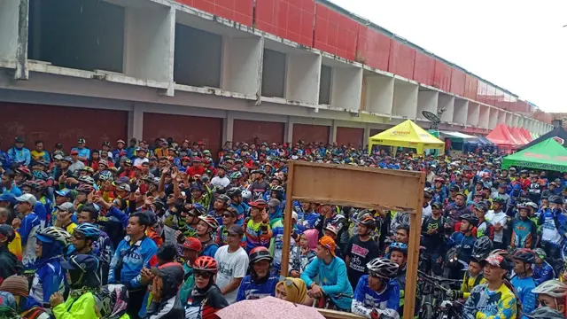 Ribuan peserta Garut Lautan Sepeda tengah menunggu pelepasan star di halaman Mall Anarto