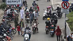 Pengendara sepeda motor melawan arah di kawasan Pasar Minggu, Jakarta Selatan, (9/11/2015). Kelakukan pengendara seperti ini sering membuat lalu lintas yang tak beraturan. (Liputan6.com/Immanuel Antonius)