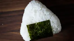 Onigiri adalah nasi kepal khas jepang yang banyak dijual di pinggir jalan atau supermarket. Onigiri sendiri makanan berupa nasi yang dipadatkan sewaktu masih hangat dan dibawahnya ditutupi dengan nori atau rumput laut kering. (Istimewa)