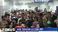 Banyak warga yang mengaku menunggu akhirnya kecewa dan kembali pulang karena sudah berjam-jam pintu belum juga dibuka petugas.