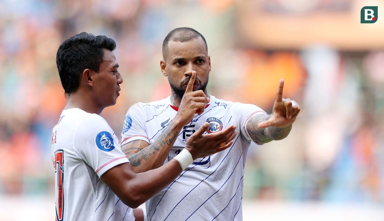 <p>Selebrasi pemain Arema FC, Gustavo Almeida Dos Santos (kanan), setelah mencetak gol ke gawang Persija Jakarta dalam pertandingan pekan kesembilan BRI Liga 1 2023/2024 yang berlangsung di Stadion Patriot Candra Bhaga, Bekasi, Minggu (20/9/2023). (Bola.com/M Iqbal Ichsan)</p>
