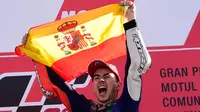 Jorge Lorenzo melakukan selebrasi mengibarkan bendera kebangsaannya, Spanyol. usai sukses menjadi juara dunia MotoGP 2015 di seri terakhir Grand Prix Valencia di Sirkuit Ricardo Tormo di Valencia, Spanyol, Minggu (8/11). (REUTERS/Heino Kalis)