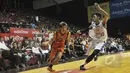 Pemain Pelita Jaya Energi-MP Chandra Ary berusaha melewati hadangan dari pemain Satria Muda Britama, Gunawan  pada laga NBL Championship, Jakarta, Minggu (10/5). Satria Muda Britama unggul 62-54 atas Pelita Jaya Energi-MP (Liputan6.com/Herman Zakharia)