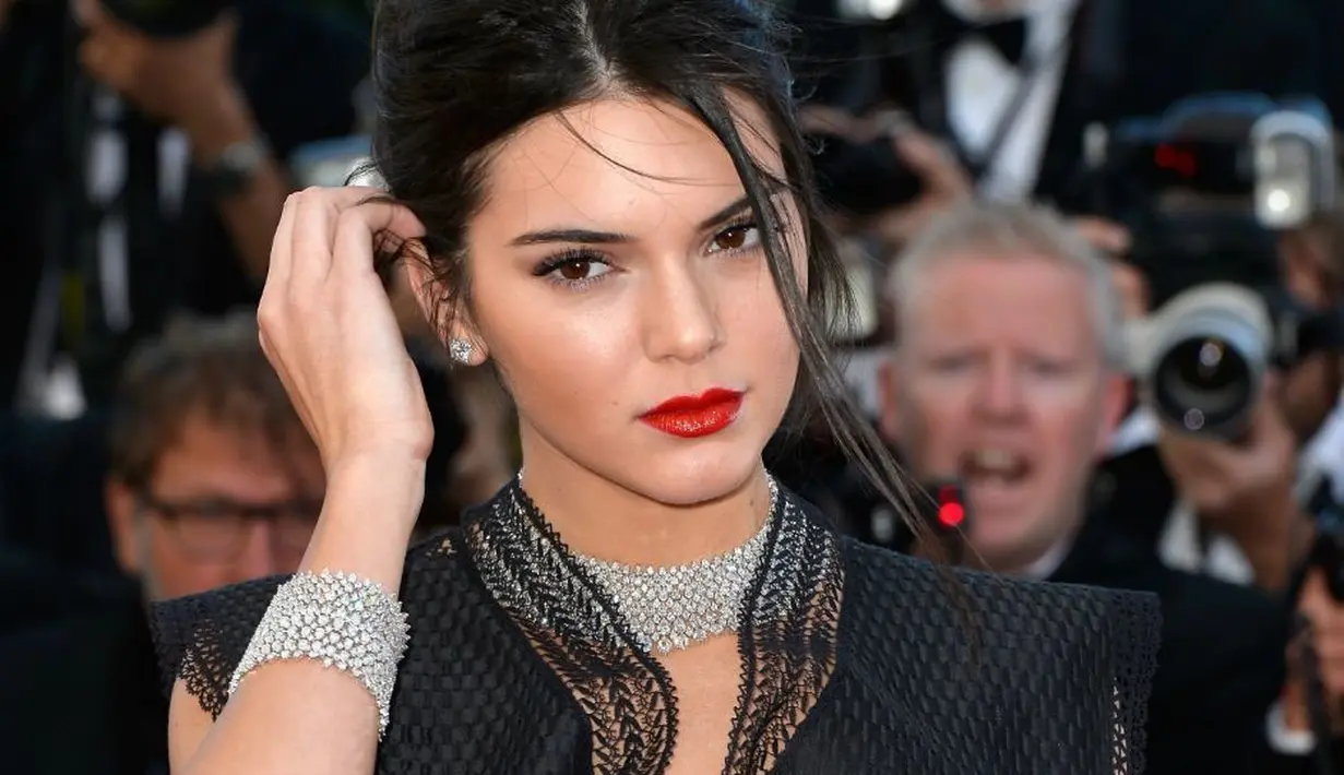 Blake Griffin dan timnya sendiri sudah mengalami 9 kekalahan. Tak hanya itu, kini dirinya pun kini tengah cidera berat dan banyak yang takut nasib buruk akan kembali menimpanya. (The Inquisitr)