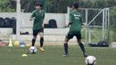 Pemain Timnas Indonesia U-16, Tristan Alif, meggiring bola saat pemusatan latihan di Sawangan, Senin (13/5). Sebanyak 41 anak mengikuti seleksi untuk memperkuat timnas di Piala AFF U-15 2019 di Thailand. (Bola.com/M Iqbal Ichsan)
