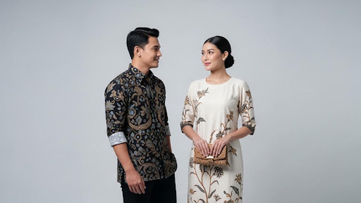 Inspirasi 10 Batik Modern Minimalis Lengan Folded untuk Perempuan dan Laki-Laki