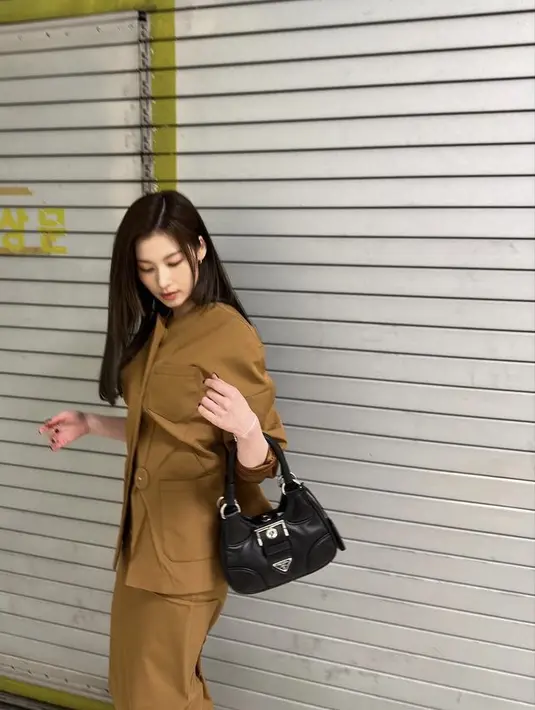 Sana melengkapi penampilannya dengan hand bag mini hitam dari Prada, yang serasi dengan warna kukunya. Unggahannya tersebut pun memang ditujukan untuk Prada Paris Fashion week (@m.by__sana)
