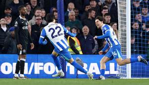 Pemain Brighton and Hove Albion, Ferdi Kadioglu (kanan), merayakan gol yang dicetaknya ke gawang Chelsea dalam laga pekan 34 Premier League 2025/2026 di AMEX Stadium, Rabu (22/4/2026) dini hari WIB. Brighton menang telak 3-0 atas Chelsea dalam pertandingan ini. (Gareth Fuller/PA via AP)