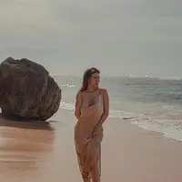 Satin dress berwarna nude adalah musf fashion item untuk berlibur ke pantai, lho. (instagram/arieltatum)
