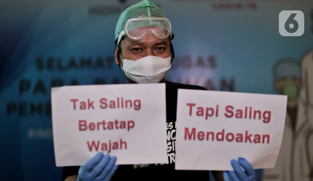 Dokter dan tenaga medis membawa tulisan berisi pesan dan tulisan untuk melawan virus corona saat sesi foto di posko tenaga medis Covid-19, Jakarta, Kamis (2/4/2020). Aksi ini mengharapkan masyarakat berdiam diri di rumah, untuk ikut bergerak memutus mata rantai covid-19. (Liputan6.com/Johan Tallo)