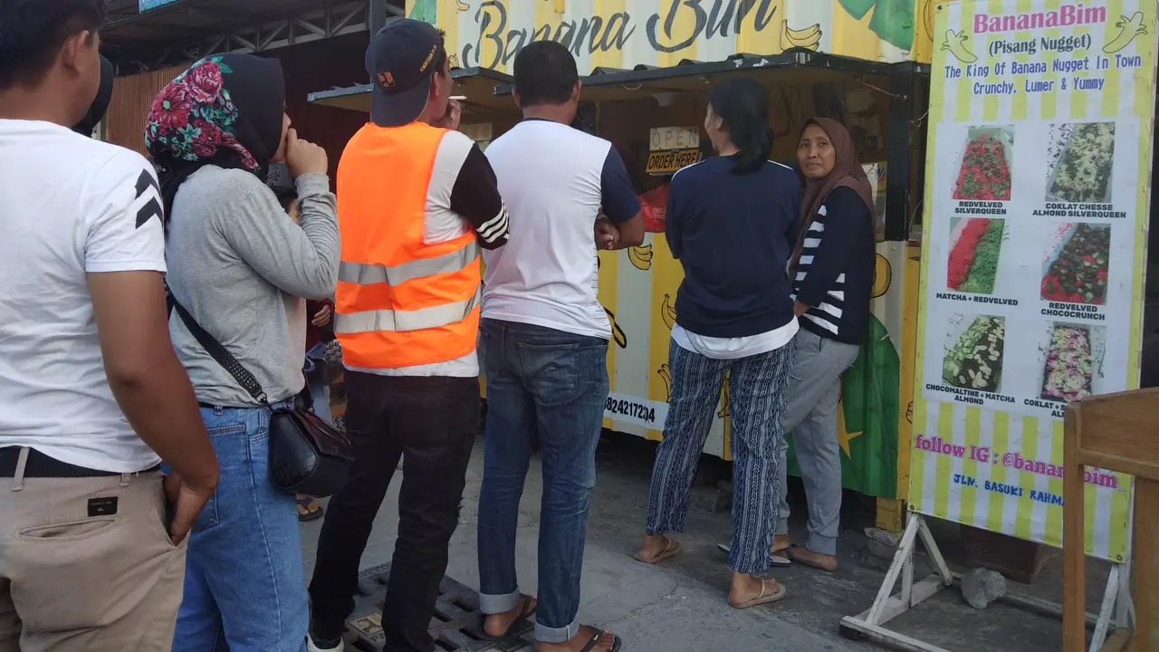 Warga Palu menyerbut toko camilan (Liputan6.com/Ady A Nugrahadi)