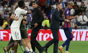 Penyerang Real Madrid asal Brasil #07, Vinicius Junior (kiri), beradu argumen dengan penyerang Barcelona asal Brasil #11, Raphinha (tengah), dan penyerang Barcelona asal Spanyol #10, Lamine Yamal (kanan), di akhir pertandingan sepak bola Liga Spanyol antara Real Madrid CF dan FC Barcelona di Stadion Santiago Bernabeu, Madrid, pada 26 Oktober 2025. (Oscar DEL POZO/AFP)