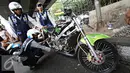 Petugas Dishub mencabut pentil kendaraan roda dua dalam operasi penertiban parkir liar di Pusat, Jumat (23/10/2015). Meskipun informasi penertiban diduga telah bocor, ratusan kendaraan yang parkir liar tetap ditertibkan. (Liputan6.com/Immanuel Antonius)