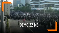 Aksi demonstrasi di depan gedung Badan Pengawas Pemilu kembali berlangsung. Rabu (22/5) pagi massa mulai memenuhi jalan MH. Thamrin Jakarta. Aksi ini dikawal ketat pasukan Brimob,