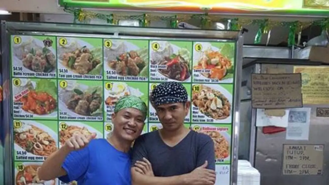 Muhammad Ridhuan Kho yang terlahir sebagai  Alex Kho Kiat Eng di depan kios makanan miliknya, Ridhuan's Muslim Delights. (Facebook)