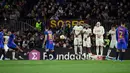 Penyerang Barcelona, Memphis Depay (kiri) melakukan tendangan bebas ke arah gawang Galatasaray pada pertandingan leg pertama babak 16 besar Liga Europa di stadion Camp Nou di Barcelona (11/3/2022). Barcelona bermain imbang atas Galatasaray 0-0. (AFP/Lluis Gene)