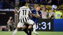 <p>Gelandang Juventus Juan Cuadrado (kiri) berebut bola dengan bek Inter Milan Matteo Darmian pada final Coppa Italia di Stadion Olimpico, Roma, Kamis (12/5/2022) dini hari WIB. Inter Milan juara Coppa Italia 2021/2022 usai menang 4-2 atas Juventus lewat babak perpanjang waktu. (Isabella BONOTTO / AFP)</p>