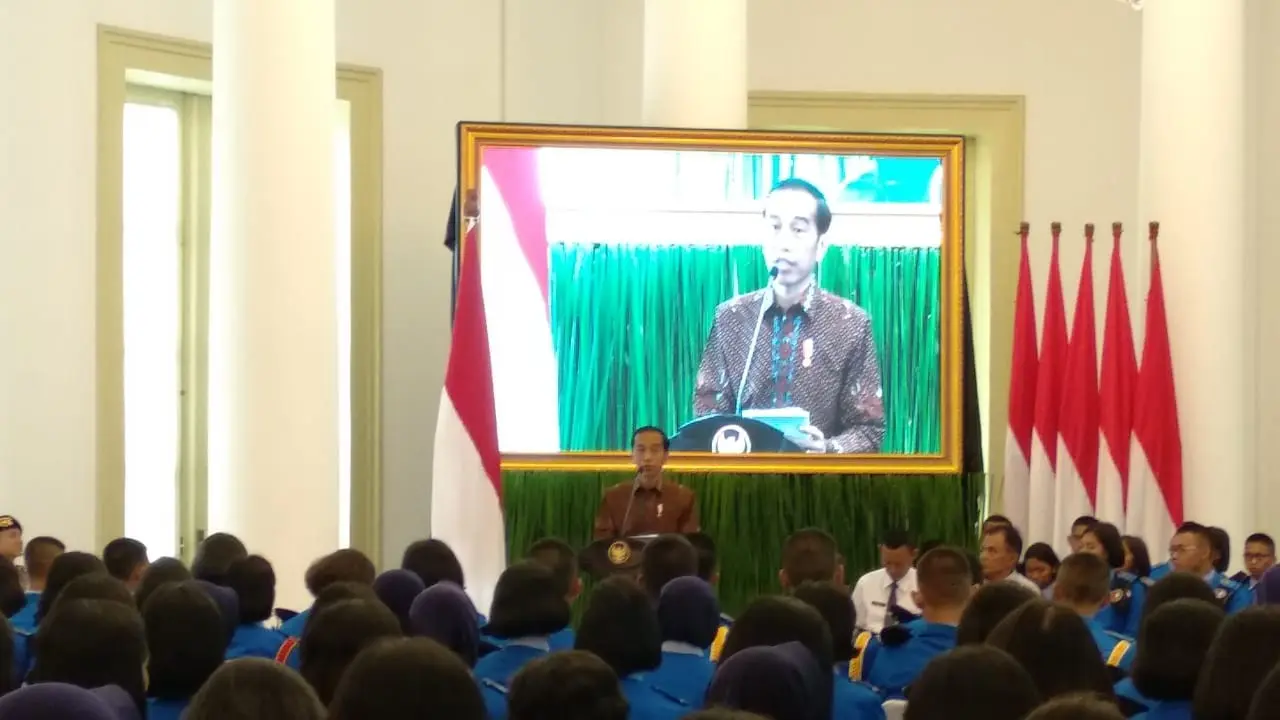 Presiden Joko Widodo atau Jokowi memberikan pengarahan kepada siswa SMA Taruna Nusantara di Istana Kepresidenan Bogor, Jawa Barat, Senin (4/3/2019).