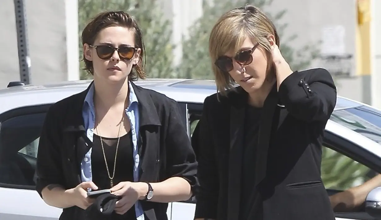 Kristen Stewart merasa nyaman ketika berada disamping Alicia Cargile. Ketimbang hubungannya dengan Robert Pattinson yang begitu membosankan dan penuh pura-pura. (Dailymail)