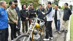 Motor Chopper berwarna emas buatan Elders Garage, salah satu perakit motor dalam negeri ini, akhirnya tiba di Istana Bogor. (Instagram/sekretariat.kabinet)