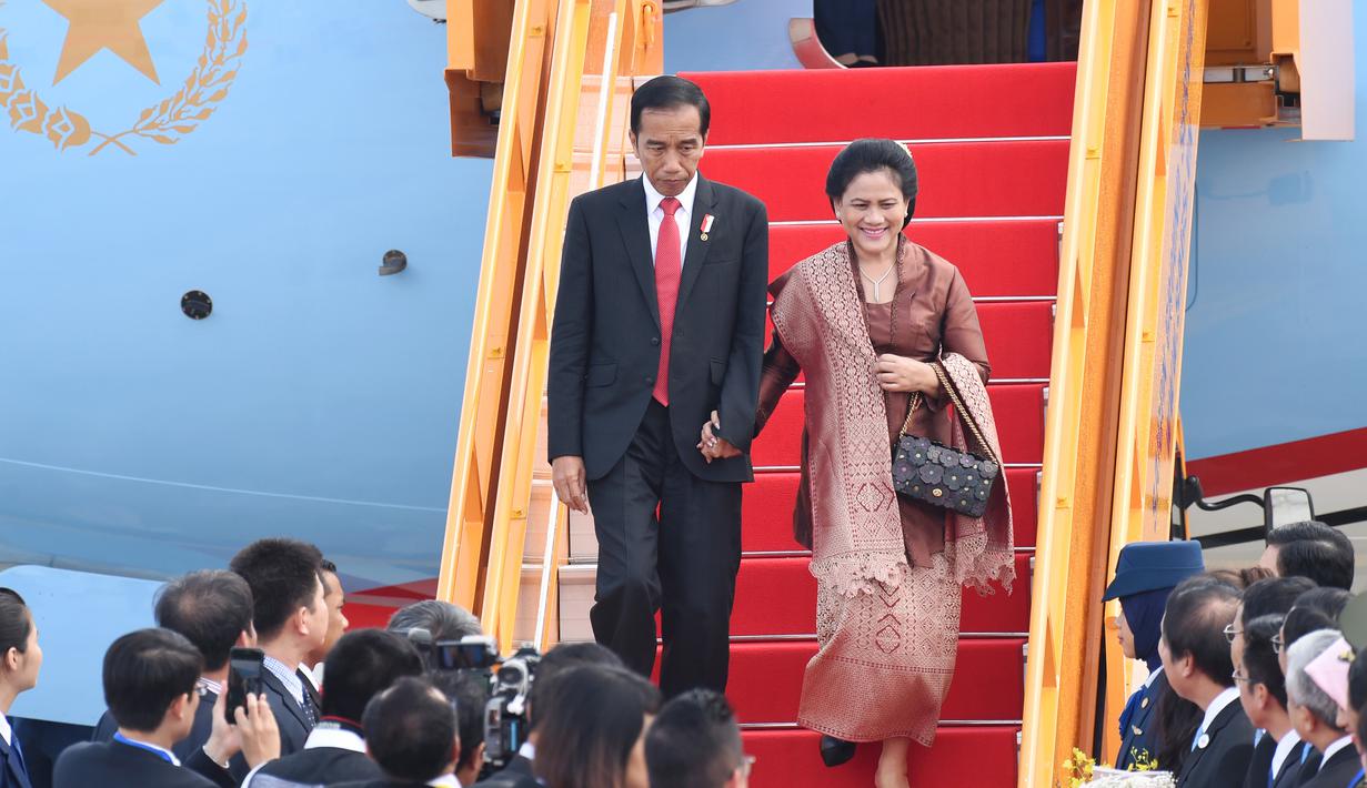Presiden RI Joko Widodo dan istri Iriana Jokowi tiba di Bandara Internasional Vietnam menjelang KTT Kerjasama Ekonomi Asia Pasifik (APEC) di kota Danang, Vietnam, (10/11). (AFP PHOTO / Kamu Aung Thu)