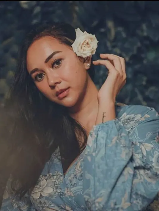 Meski kini sudah berstatus sebagai ibu satu anak, pelantun lagu 'Mari Bercinta' ini tetap memesona dengan kecantikan natural. Beberapa kali terlihat berpose dengan bunga di telinga, Aura Kasih pun jadi tampak fresh dan awet muda. Hari-harinya selalu dipenuhi senyuman yang mengalir. (Liputan6.com/IG/@aurakasih)