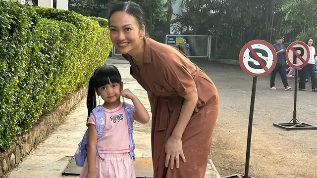 7 Potret Artis Antar Anak di Hari Pertama Sekolah, Bangga Penuh Keceriaan