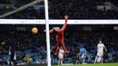 Kiper Swansea City, Lukasz Fabianski, gagal menghalau bola tendangan pemain Manchester City dalam lanjutan Liga Inggris di Stadion Etihad, Manchester, Sabtu (12/12/2015). (AFP/Oli Scarff)