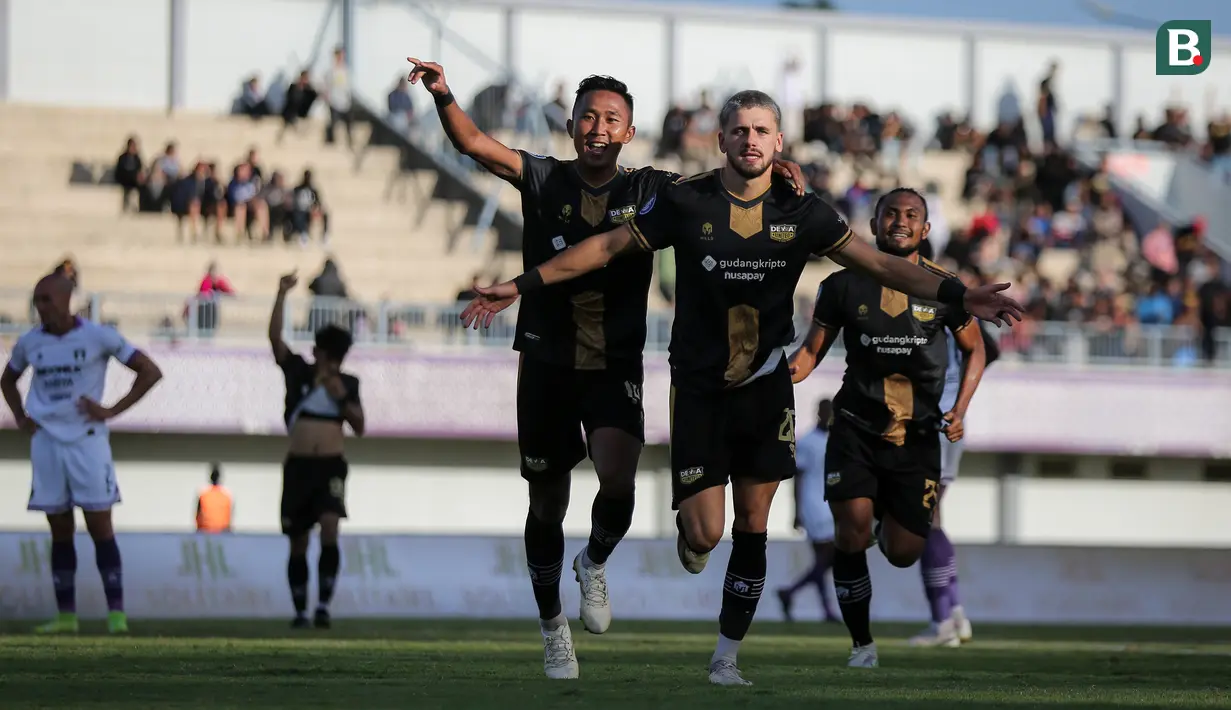 Pemain Dewa United FC, Majed Osman (tengah) merayakan gol kedua timnya ke gawang Persita Tangerang bersama rekan-rekannya dalam laga pekan ke-20 BRI Liga 1 2022/2023 di Stadion Indomilk Arena, Tangerang, Minggu (22/1/2023). (Bola.com/Bagaskara Lazuardi)