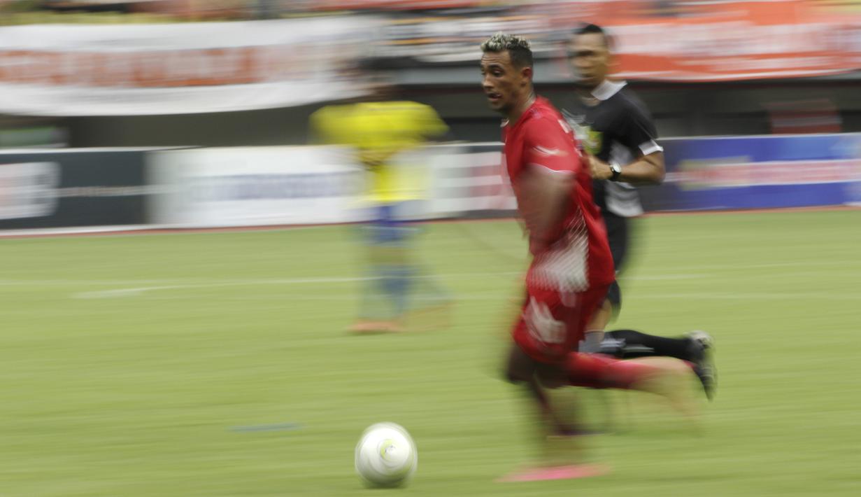 Geladang Persija Jakarta, Bruno Matos, menggiring bola saat melawan 757 Kepri Jaya pada laga Piala Indonesia di Stadion Patriot Bekasi, Jawa Barat, Rabu (23/1). Persija menang 8-2 atas Kepri. (Bola.com/Yoppy Renato)