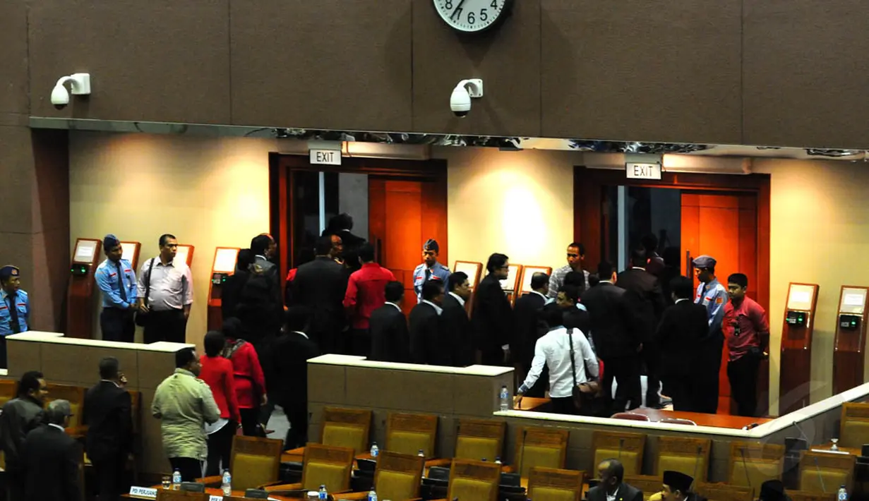 Anggota DPR dari fraksi Partai Hanura pun ikut melakukan aksi walk out dari Rapat Paripurna Pemilihan Pimpinan DPR, Jakarta, (2/10/14). (Liputan6.com/Andrian M Tunay) 