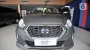 Pekerja membersihkan mobil Datsun Go+ Panca di Diler Nissan kawasan Pulogadung, Jakarta, Rabu (27/11/2019). PT Nissan Motor Indonesia berencana untuk menghentikan produksi Datsun di Indonesia pada 2020 mendatang. (merdeka.com/Iqbal Nugroho)