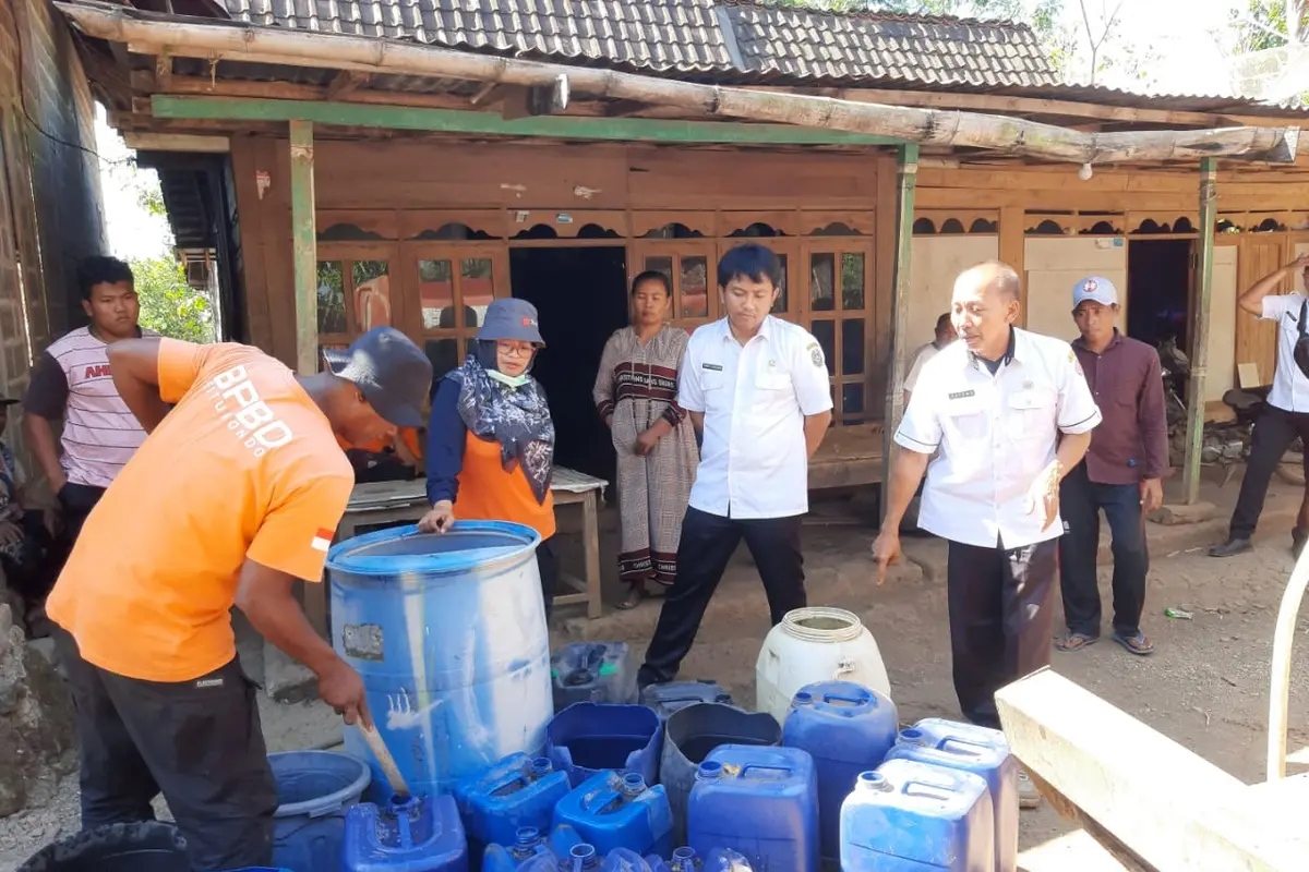Petugas BPBD Situbondo lakukan droping air bersih ke Desa Jatisari Situbondo (Istimewa)