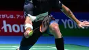 Tunggal putra  Denmark, Jan O Jorgensen mengembalikan kok ke Jonatan Christie dari Indonesia dalam babak semifinal Jepang Terbuka 2019  di Tokyo (27/7/2019). Jonatan Christie melaju ke final setelah menang 21-14 dan 21-14 atas Jan O Jorgensen. (AFP Photo/Toshifumi Kitamura)