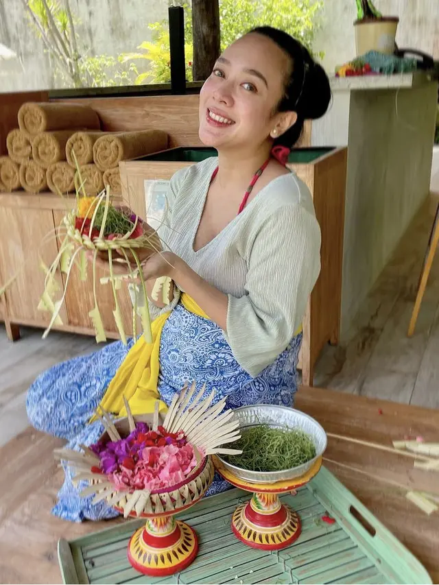 Tampilan Dea Ananda Pamerkan Baby Pump di Bali, Memesona dengan Kain khas Pulau Dewata (Instagram/dea_ananda)